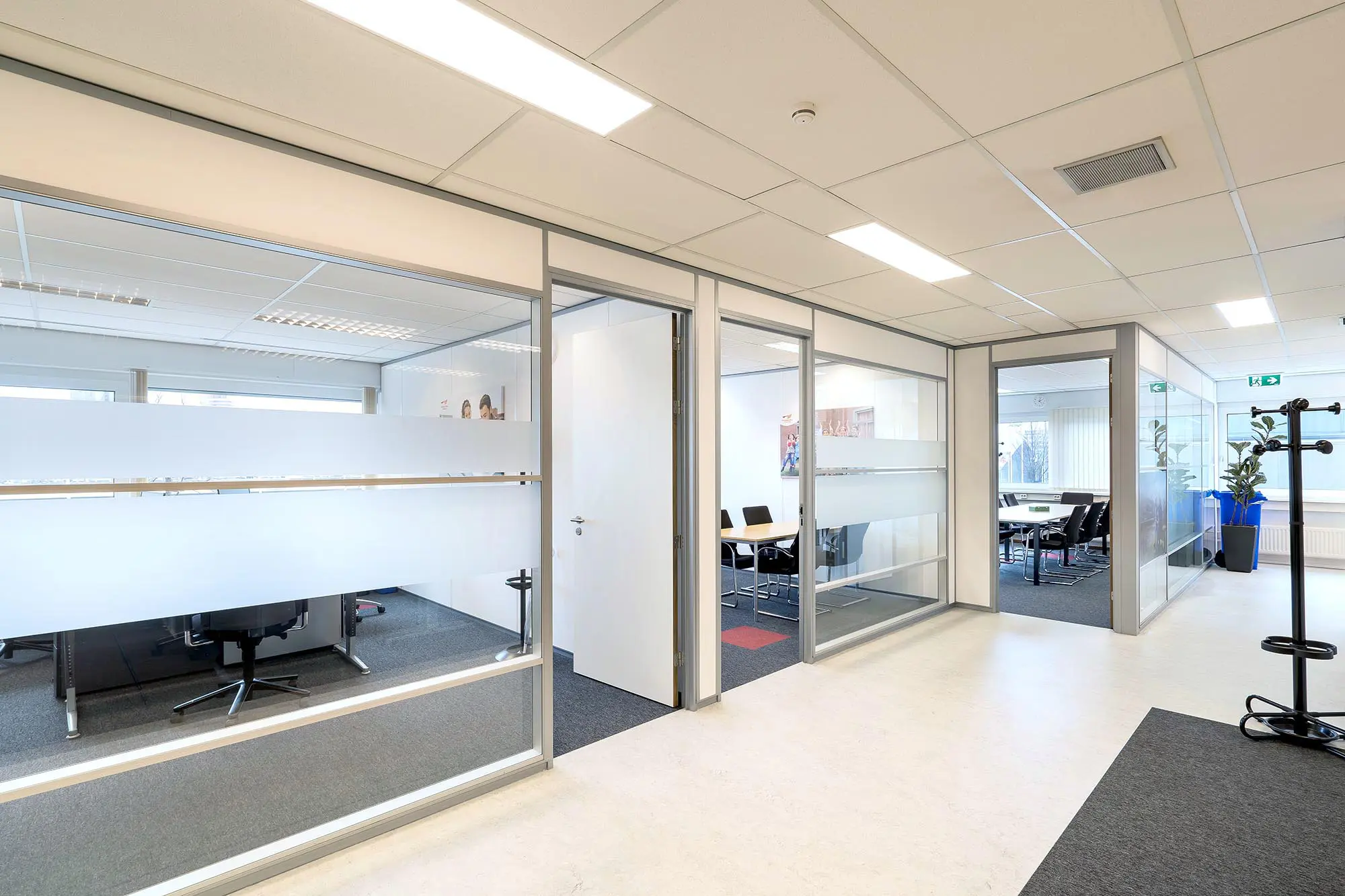 Second-Life-Systeemwand-Circulaire-Economie-Glaswand-Kantoor-Hergebruik-2nd-Intermontage