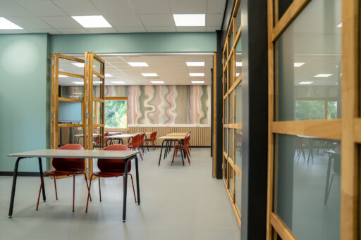 WoodFrame Slim Folding Frame half open in vernieuwd klaslokaal voorzien van WoodFrame Slim systeemwanden in vlakverdeling